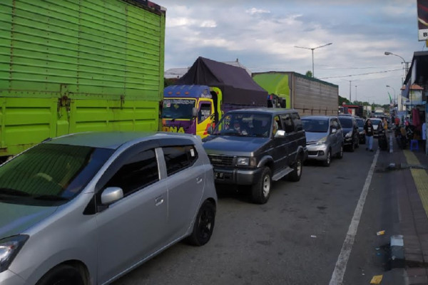 Puncak Mudik di Gilimanuk, Pemudik Antre 8 Jam untuk Bisa Masuk Kapal