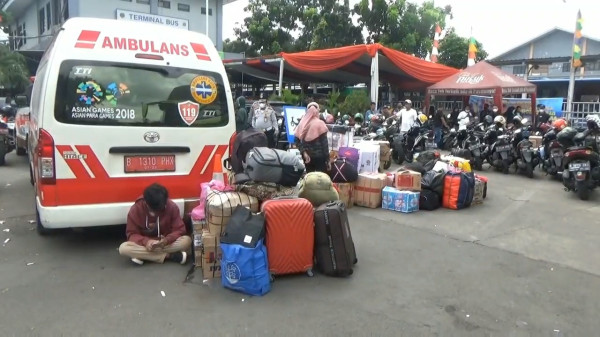 Bus Terjebak Macet Masuk Jakarta, Ratusan Pemudik Telantar di Terminal Tanjung Priok