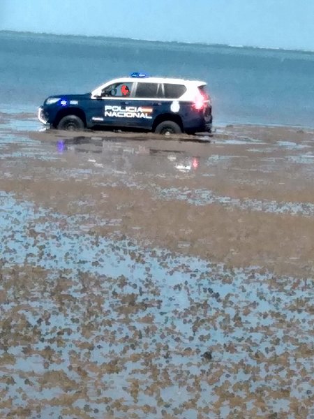 Nekat Patroli di Pinggir Pantai, Mobil Polisi Nyaris Tenggelam karena Gelombang Pasang