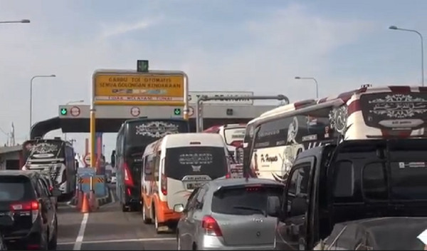 H-3 Lebaran, Antrean Kendaraan Pemudik Mengular di Exit Tol Pejagan