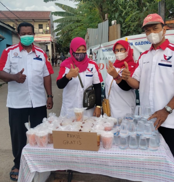 Terus Semangat! DPD Partai Perindo Jakarta Utara Bagikan Takjil Gratis