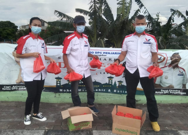 Terus Semangat! DPD Partai Perindo Jakarta Utara Bagikan Takjil Gratis