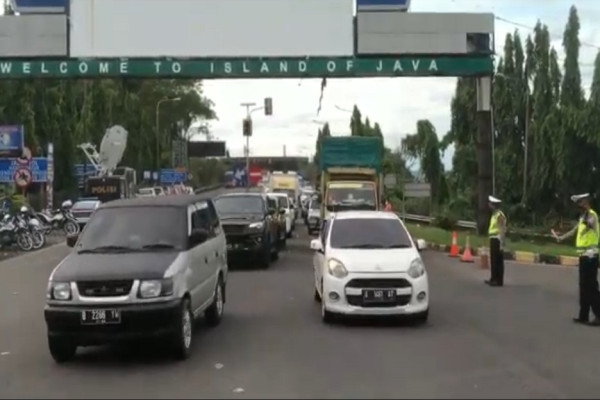 Penampakan Antrean Ribuan Kendaraan Pemudik Mengular di Pelabuhan Merak