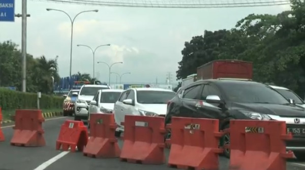 Imbas One Way, Penampakan Kendaraan Menumpuk di Exit Tol Krapyak Semarang
