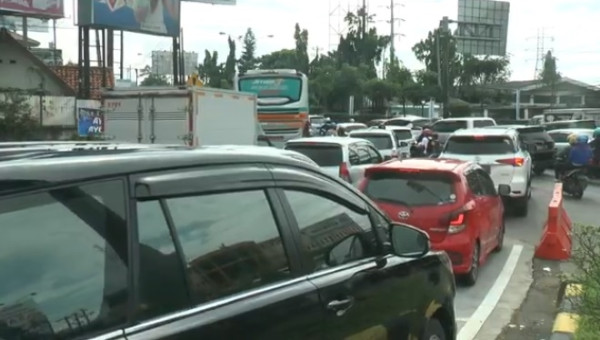 Imbas One Way, Penampakan Kendaraan Menumpuk di Exit Tol Krapyak Semarang