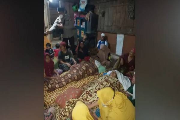 Tangis Keluarga Pecah saat 12 Jenazah Emak-emak Pencari Biji Emas Dievakuasi dari Lokasi Tambang