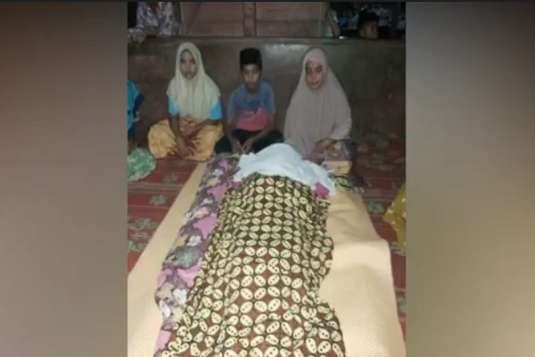 Tangis Keluarga Pecah saat 12 Jenazah Emak-emak Pencari Biji Emas Dievakuasi dari Lokasi Tambang