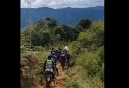 Miris! Pasien Ditandu Pakai Kayu dan Sarung Terobos Hutan, Melintasi Perbukitan Sejauh 20 KM demi Selamatkan Nyawa