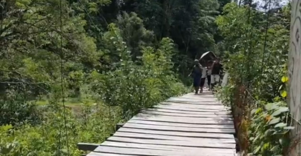 Miris! Pasien Ditandu Pakai Kayu dan Sarung Terobos Hutan, Melintasi Perbukitan Sejauh 20 KM demi Selamatkan Nyawa