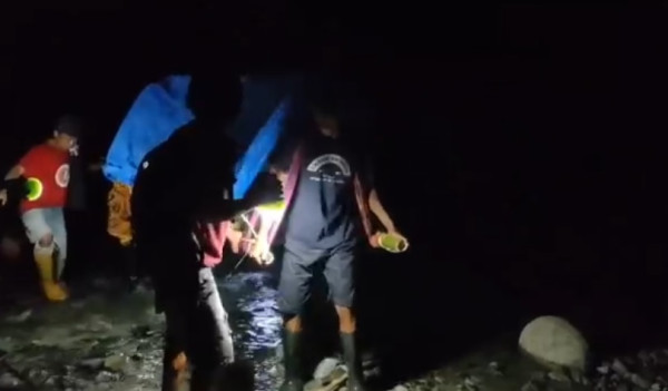 Miris! Pasien Ditandu Pakai Kayu dan Sarung Terobos Hutan, Melintasi Perbukitan Sejauh 20 KM demi Selamatkan Nyawa