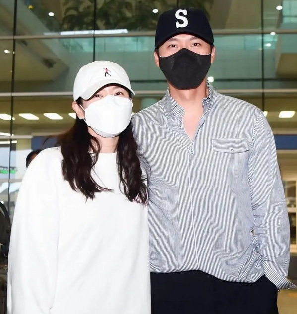 Yuk, Intip 4 Momen Kemesraan Hyun Bin dan Seo Ye Jin saat Pulang Bulan Madu