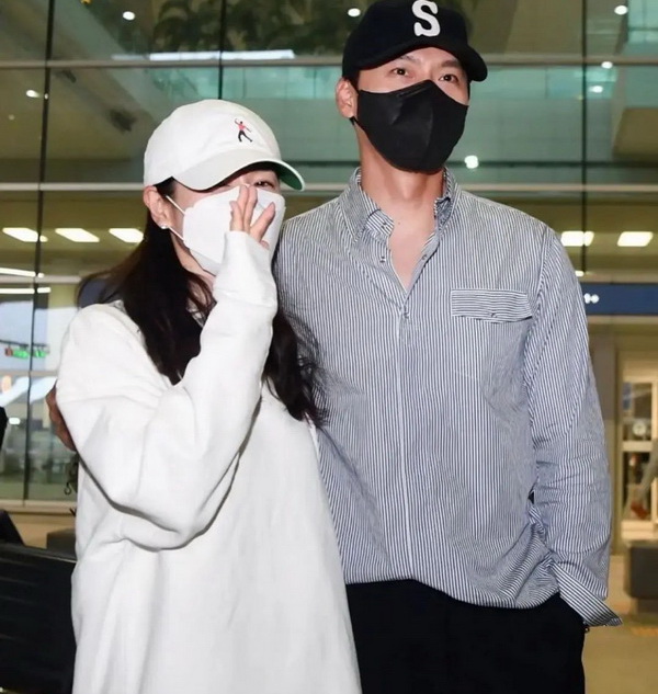Yuk, Intip 4 Momen Kemesraan Hyun Bin dan Seo Ye Jin saat Pulang Bulan Madu