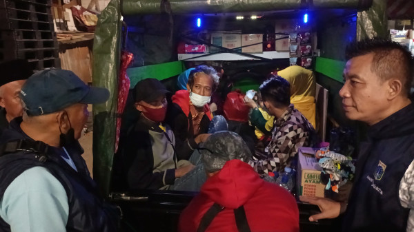 Unik! Demi Bisa Mudik Lebaran, Sopir Bajaj di Ancol Nekat Bawa Keluarga Pakai Gerobak Motor