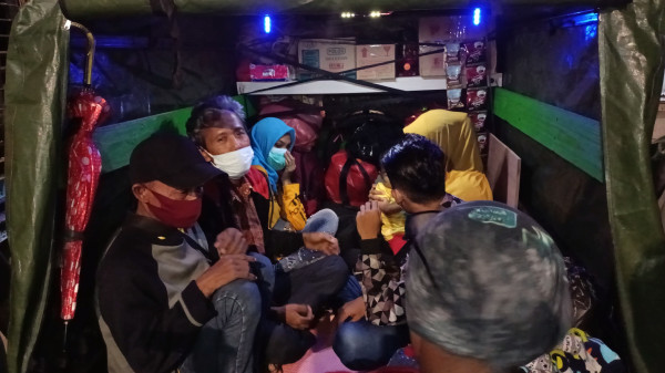 Unik! Demi Bisa Mudik Lebaran, Sopir Bajaj di Ancol Nekat Bawa Keluarga Pakai Gerobak Motor