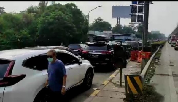 Bikin Macet, Pemudik Istirahat di Bahu Jalan Tol Cikampek Diusir Polisi