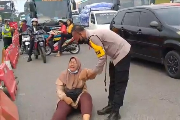 Protes Pengalihan Arus di Pantura Cirebon, Emak-emak Main Drama Banting Helm Lalu Pingsan di Tengah Jalan