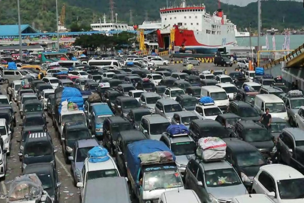 Saling Serobot Masuk Kapal Picu Kericuhan Pemudik di Dermaga III Pelabuhan Merak Banten