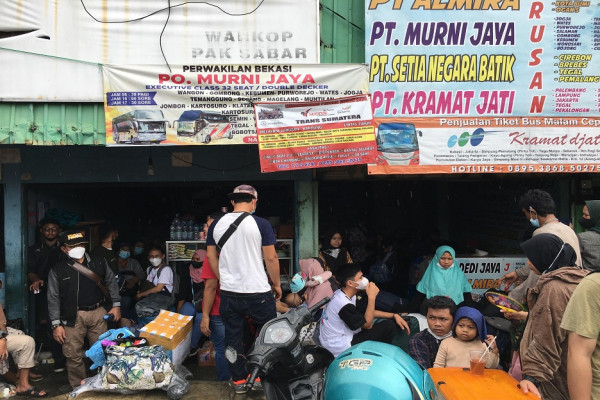 Hujan Tak Surutkan Semangat Pemudik di Terminal Induk Bekasi