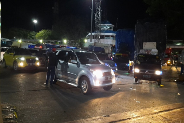 Suasana Dermaga 2 Pelabuhan Merak Banten Jelang Sahur