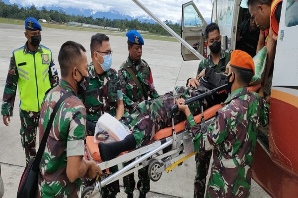 Penampakan Evakuasi 2 Prajurit TNI yang Ditembak KKB di Ilaga Papua