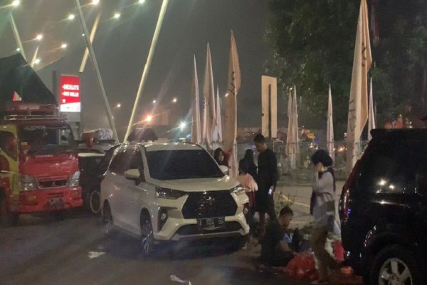 Tol Jakarta-Cikampek KM 19 Macet, Pemudik Melepas Lelah di Taman Rest Area
