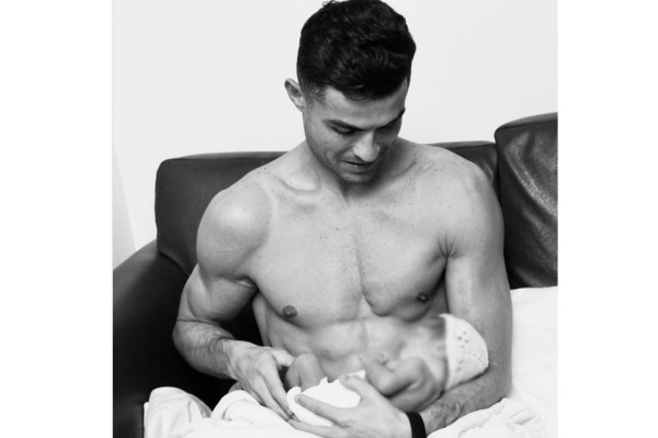 Dalam 30 Menit, 2,3 Juta Pengikut Suka Foto Telanjang Dada Ronaldo Gendong Putri Kecilnya