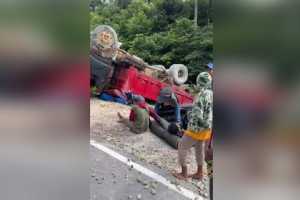 Angkut 15 Orang Truk Perusahaan Kayu Terbalik di Maybrat Papua Barat, 3 Orang Kritis