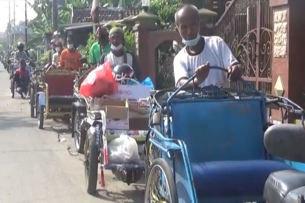 Ribuan Tukang Becak Rela Antre Sepanjang 3 Km Demi Dapat Zakat Rp8 Miliar dari Kades di Jombang