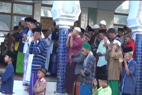 Minggu Pahing, Jamaah Masjid Mahfilud Dluror Jember Gelar Sholat Idul Fitri 1 Syawal 1443 H