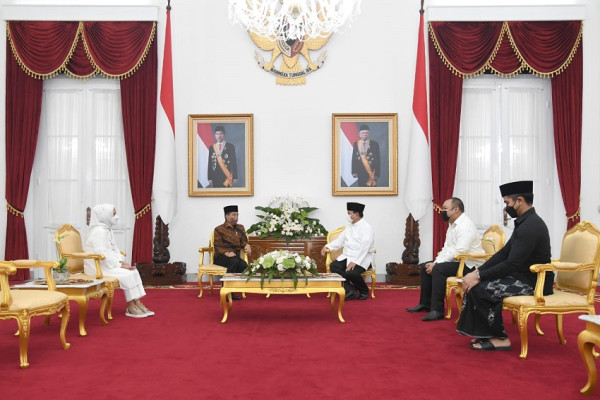 Berlebaran ke Jokowi, Prabowo Makan Bakso, Tempe Bacem, dan Opor
