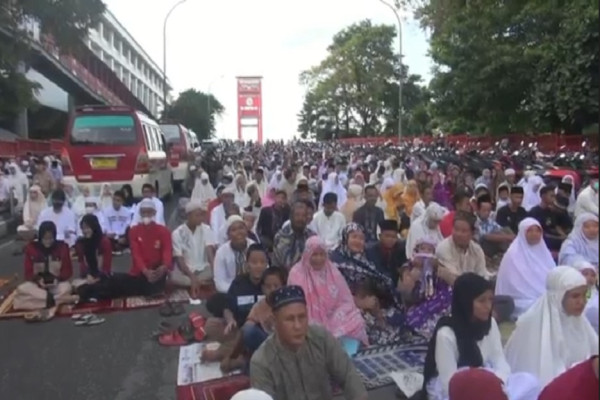 Penampakan Kemeriahan Ribuan Umat Islam Sholat Id di Jembatan Ampera