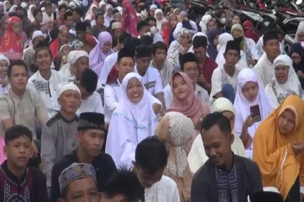 Penampakan Kemeriahan Ribuan Umat Islam Sholat Id di Jembatan Ampera
