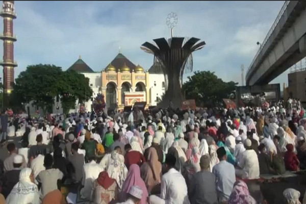 Penampakan Kemeriahan Ribuan Umat Islam Sholat Id di Jembatan Ampera