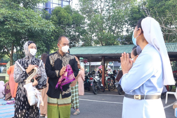 Indahnya Toleransi di Kota Malang, Pastor dan Suster Sambut Umat Muslim Usai Sholat di Halaman Gereja