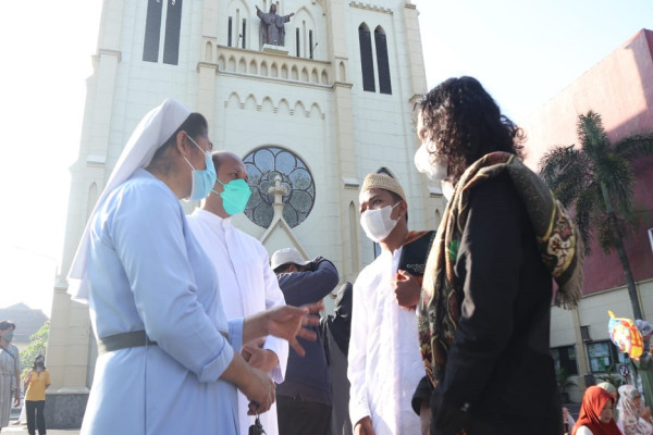 Indahnya Toleransi di Kota Malang, Pastor dan Suster Sambut Umat Muslim Usai Sholat di Halaman Gereja