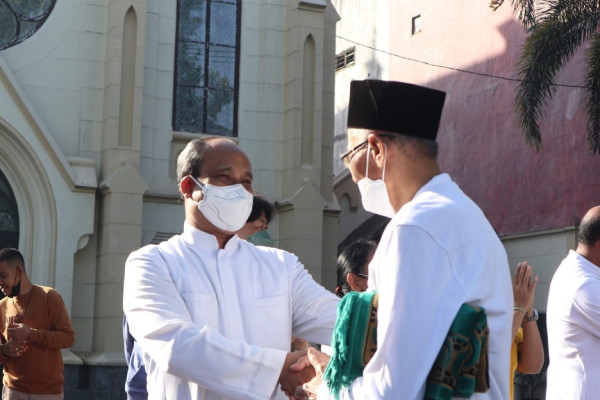 Indahnya Toleransi di Kota Malang, Pastor dan Suster Sambut Umat Muslim Usai Sholat di Halaman Gereja