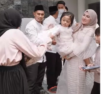 Juragan 99 Bagikan THR Berupa Uang Dollar kepada Sanak Saudaranya : Berbagi Rezeki yang Ada