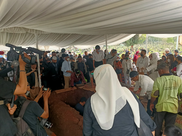 Detik-detik Pemakaman Mieke Wijaya Berlangsung Haru