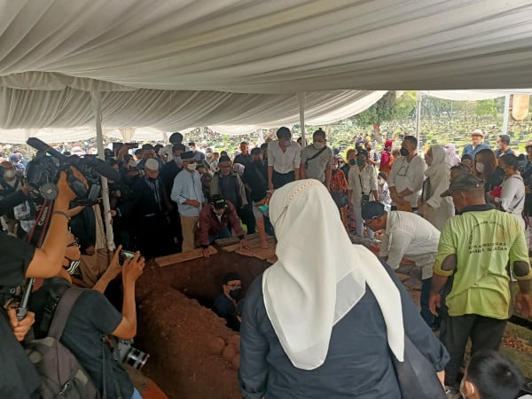 Detik-detik Pemakaman Mieke Wijaya Berlangsung Haru