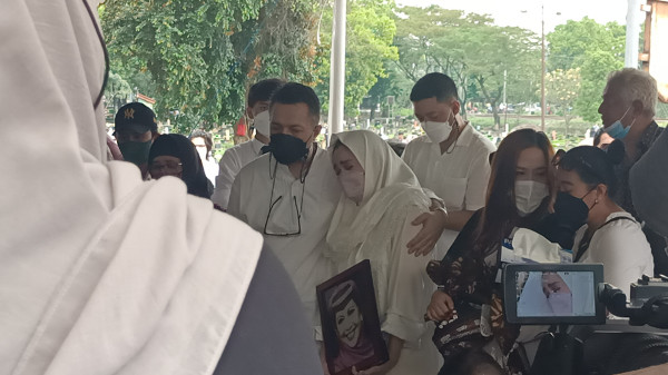 Tangis Nia Zulkarnaen Pecah Melepas Kepergian Mieke Wijaya