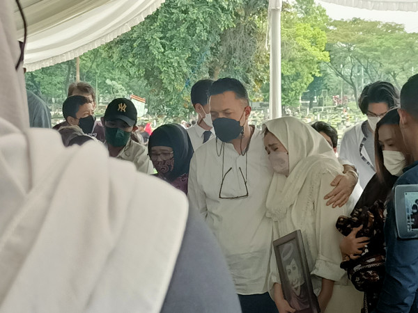 Tangis Nia Zulkarnaen Pecah Melepas Kepergian Mieke Wijaya