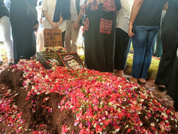 Tangis Nia Zulkarnaen Pecah Melepas Kepergian Mieke Wijaya