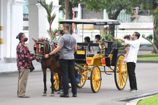 Berkeliling dengan Delman di Istana, Jokowi dan Cucunya Sapa Masyarakat Yogyakarta