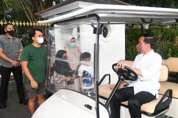 Berkeliling dengan Delman di Istana, Jokowi dan Cucunya Sapa Masyarakat Yogyakarta