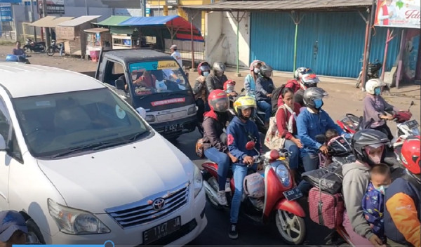 Penampakan Jalur Pantura Cirebon Padat Merayap saat Arus Balik Pemudik