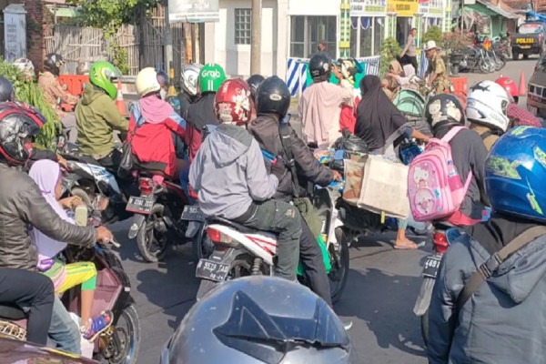 Penampakan Jalur Pantura Cirebon Padat Merayap saat Arus Balik Pemudik