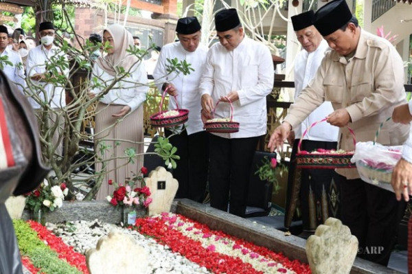 Lebaran ke Ponpes Tebuireng, Prabowo: Gus Dur Sosok Pemersatu Bangsa