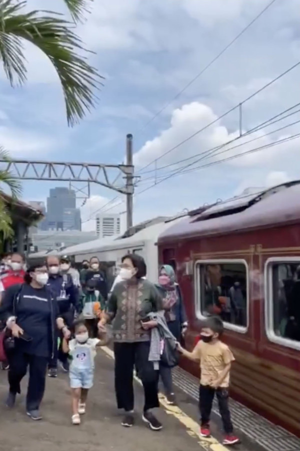 Potret Keceriaan Sri Mulyani Beri Pengalaman Cucu-cucunya Naik Kereta Api Saat Mudik
