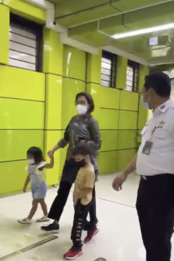 Potret Keceriaan Sri Mulyani Beri Pengalaman Cucu-cucunya Naik Kereta Api Saat Mudik