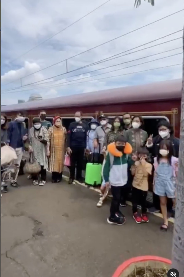 Potret Keceriaan Sri Mulyani Beri Pengalaman Cucu-cucunya Naik Kereta Api Saat Mudik